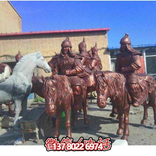 巨型騎士馬銅雕塑，點綴景區廣場