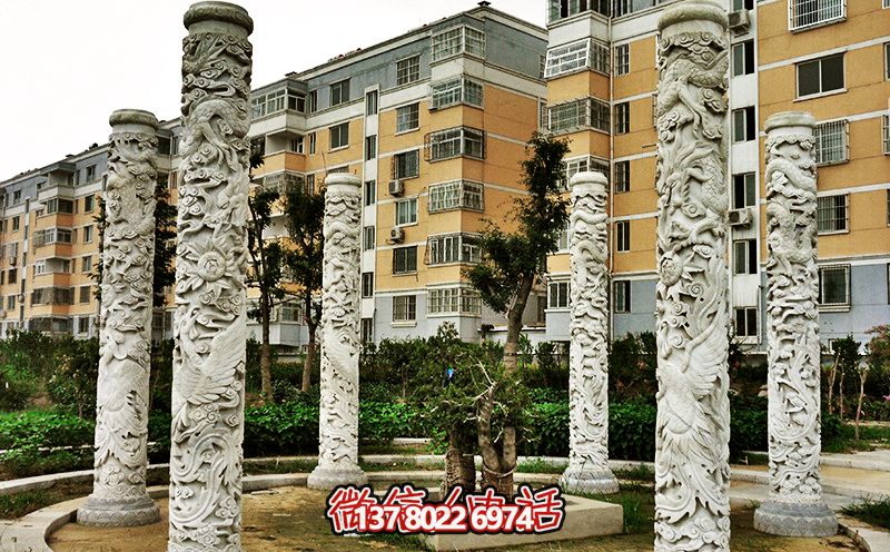 精美大理石浮雕龍柱，裝點小區花園
