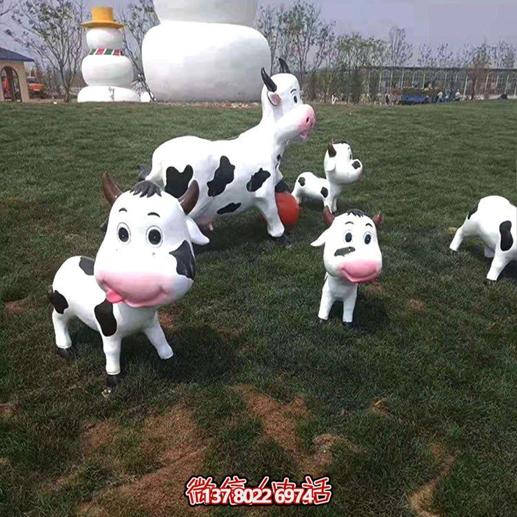 可愛小奶牛玻璃鋼雕塑，為戶外園林景觀增添獨(dú)特魅力