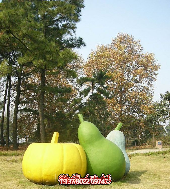 玻璃鋼雕塑，彩繪南瓜點綴戶外草坪