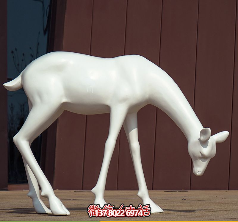 創(chuàng)意景觀酒店，低頭行走，讓鹿雕塑與您相伴