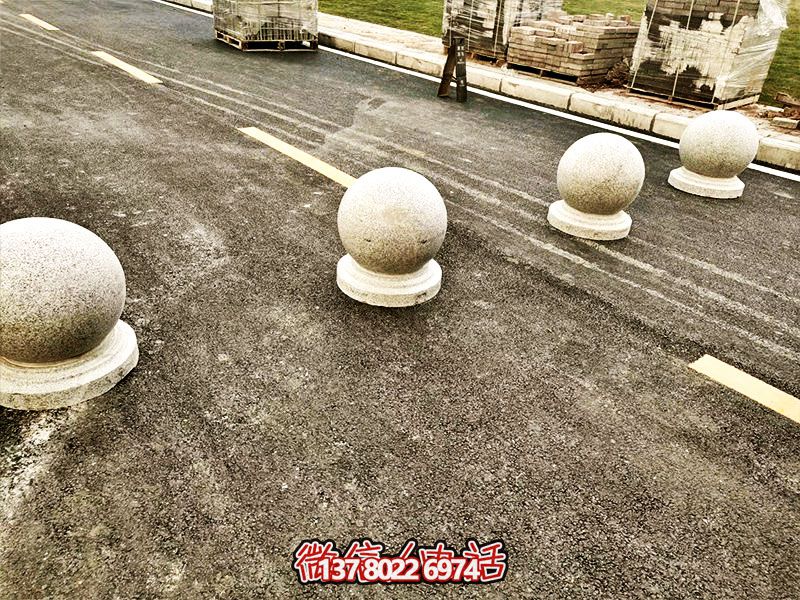 球形路障，為小學路邊擺放的安全隔離車