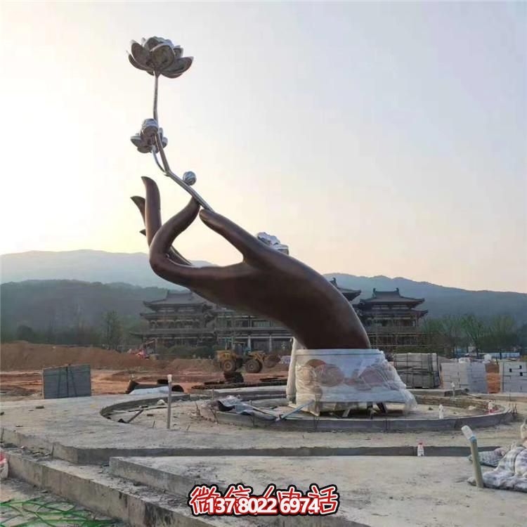 創(chuàng)意大型手拿鮮花景觀標(biāo)識