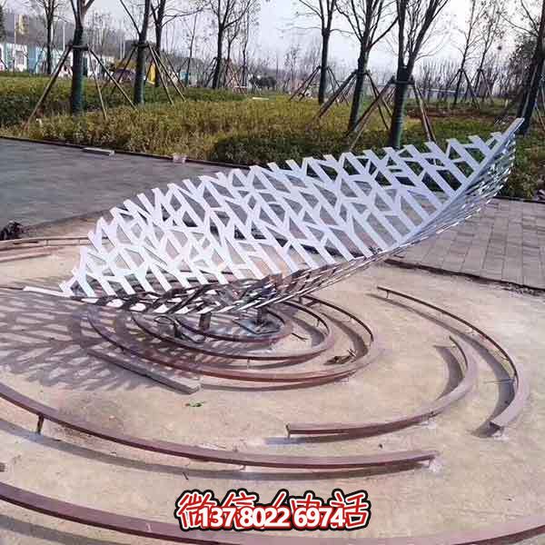 公園不銹鋼鏤空樹(shù)葉雕塑