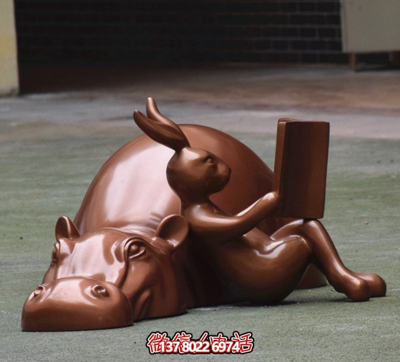 玻璃創(chuàng)意海馬雕塑，擺放于場內(nèi)，點(diǎn)綴你的生活