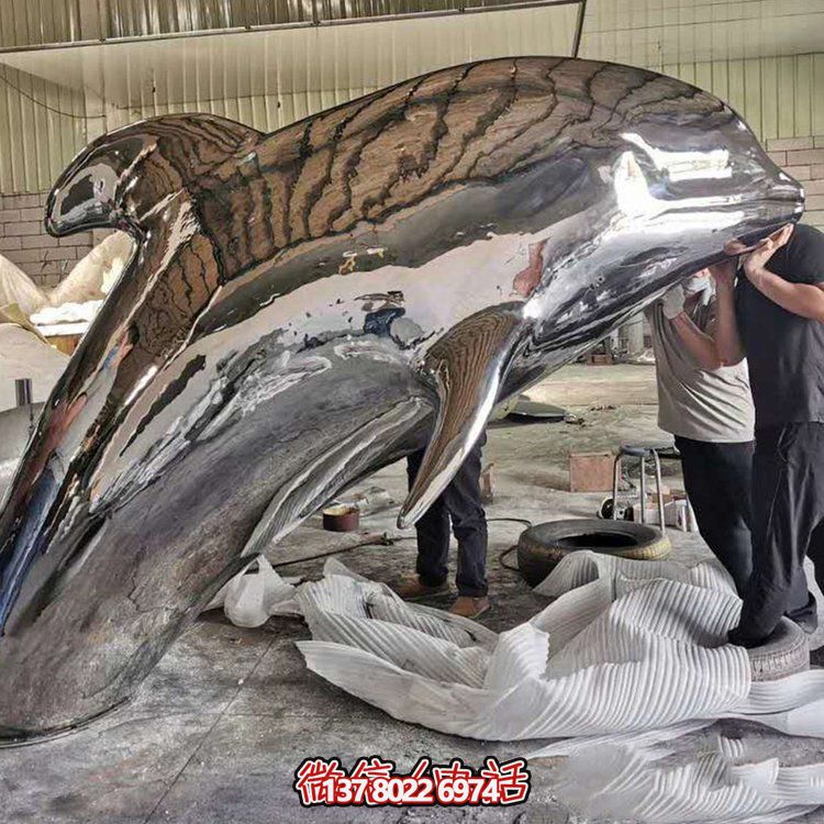 大型抽象鏡面不銹鋼鯨魚，展現室外精彩生活