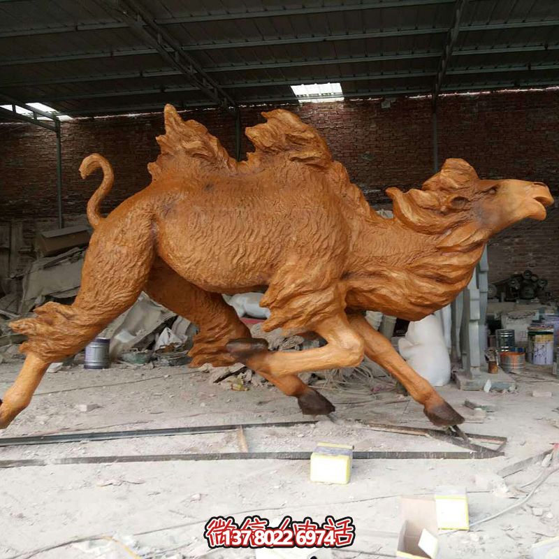 公園里奔跑的玻璃鋼創(chuàng)意駱駝雕塑 公園里奔跑的玻璃鋼創(chuàng)意駱駝雕塑