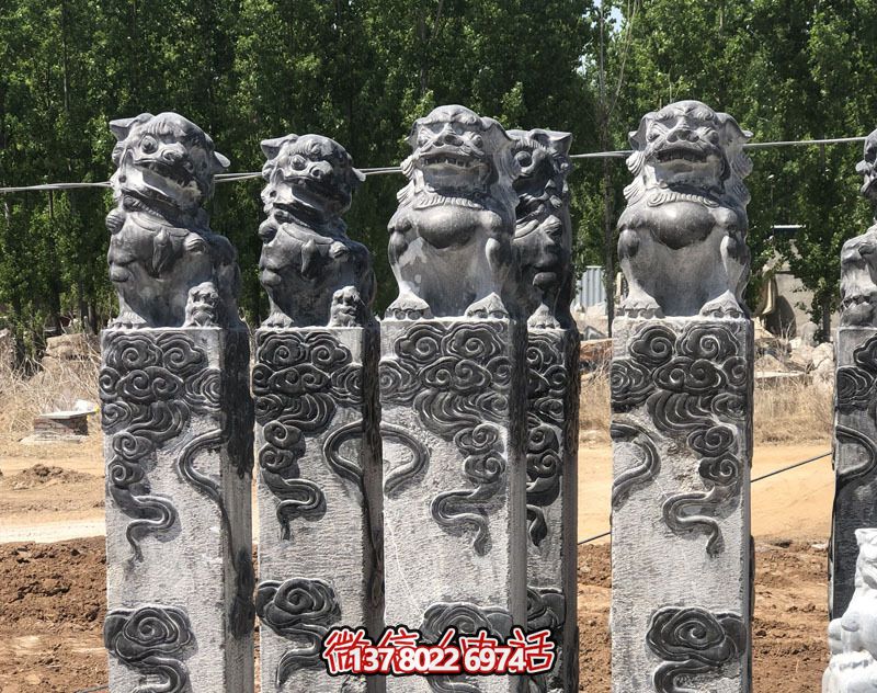 浮雕獅子祥云景區(qū)庭院門前擺放拴馬柱 浮雕獅子祥云景區(qū)庭院門前擺放拴馬柱