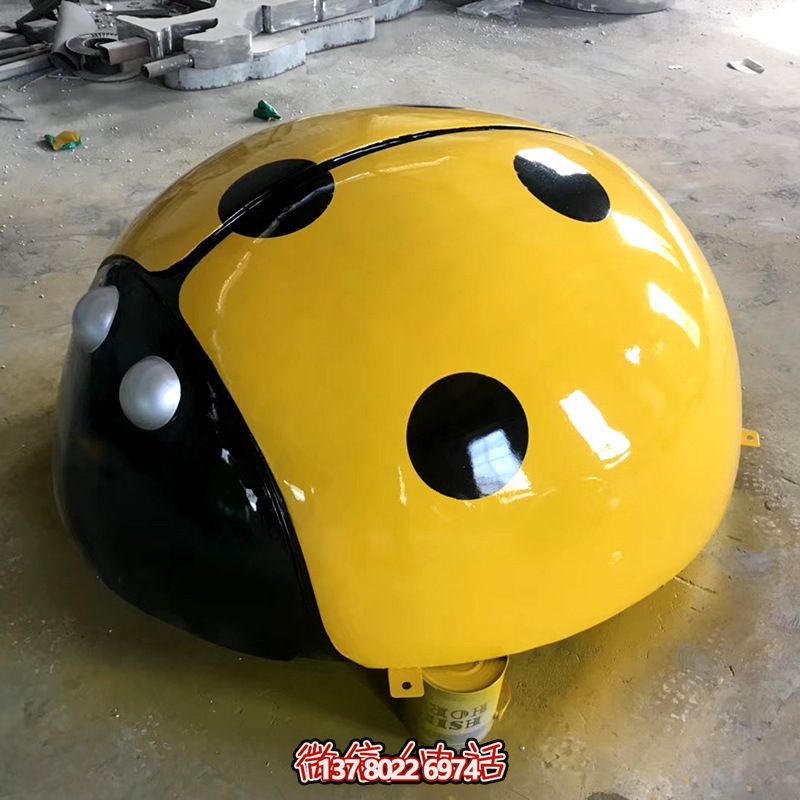 草地上擺放的一只黃色玻璃鋼彩繪瓢蟲(chóng)雕塑 草地上擺放的一只黃色玻璃鋼彩繪瓢蟲(chóng)雕塑